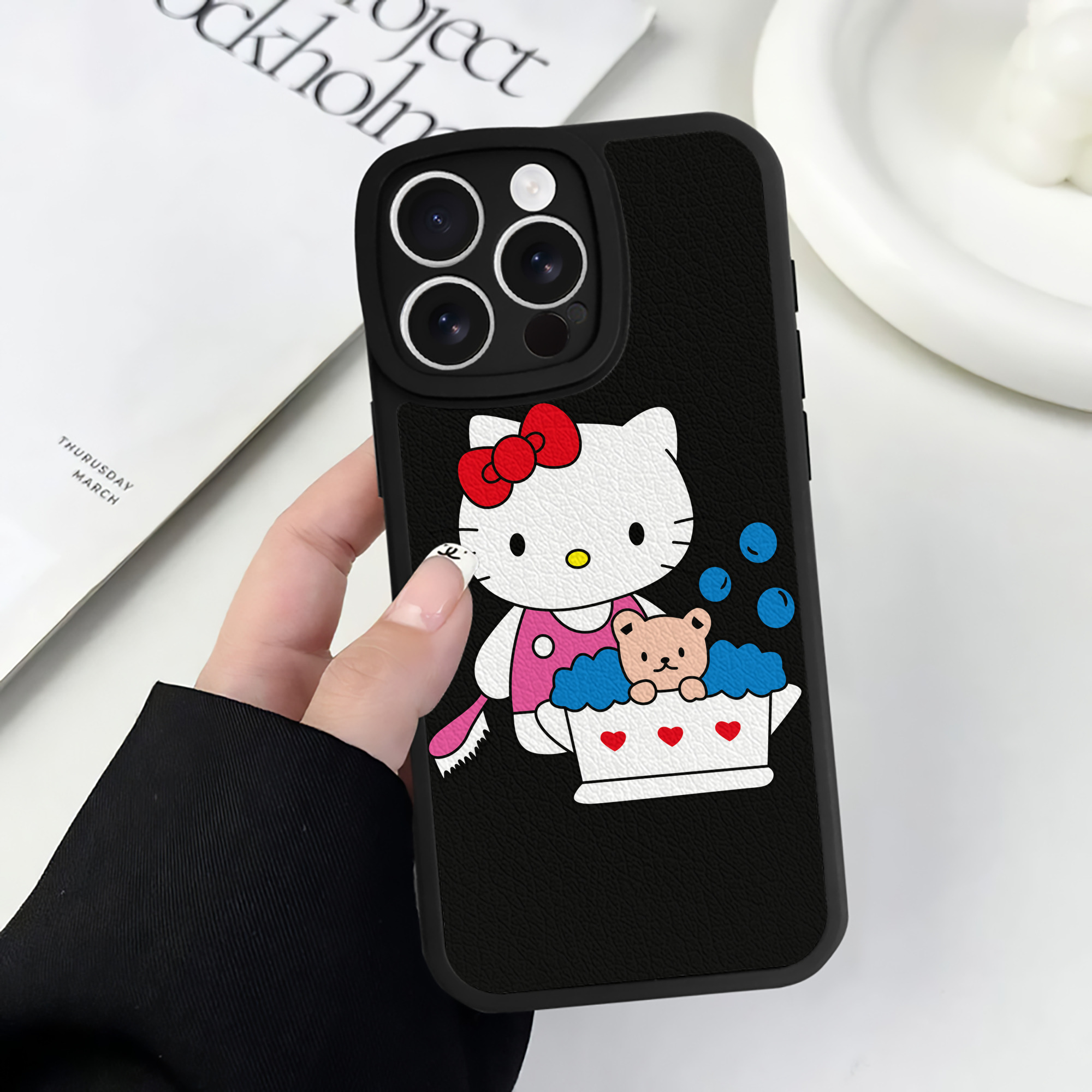 （画像用） Hello Kitty ハローキティ 【iPhone 16シリーズ対応】シリコンスマホケース（レザー調） 材質：シリコン